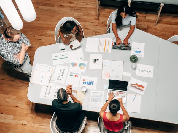 Propriétaire de PME québécoise évaluant un consultant en IA